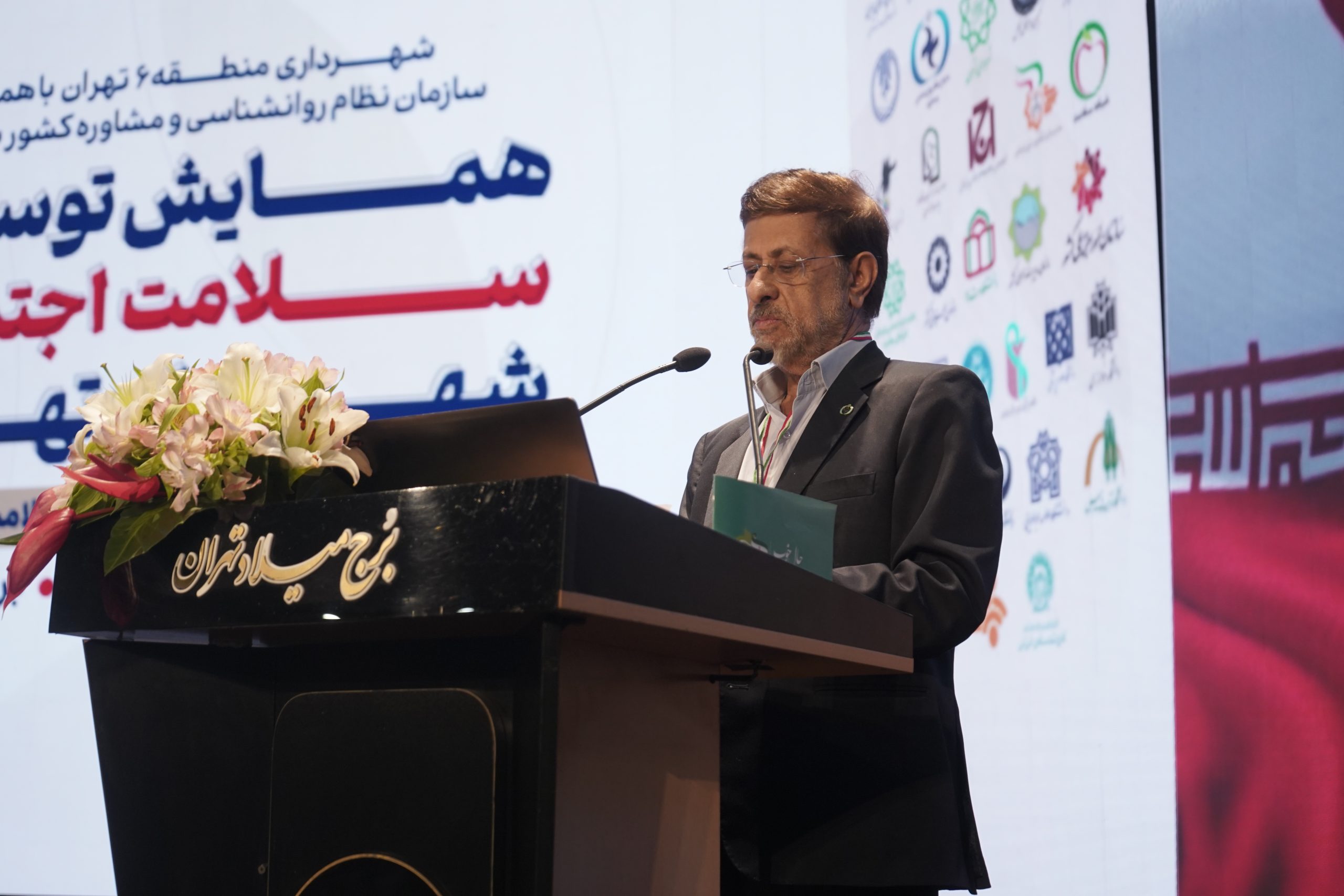 محمد حاتمی، رئیس سازمان روانشناسی، در نشست خبری همایش سلامت اجتماعی تهران سخنرانی می‌کند