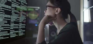 شوک‌های روان‌شناختی چگونه مقاومت ذهن را در برابر فریب رسانه‌ای افزایش می‌دهند؟