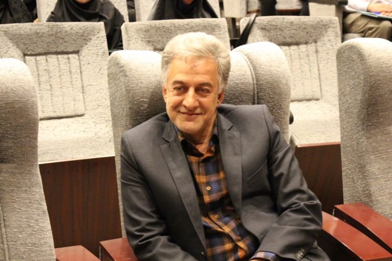 استاد جواد بهادرخان در حال آموزش مهارت‌های زندگی و تأکید بر ضرورت یادگیری آنها