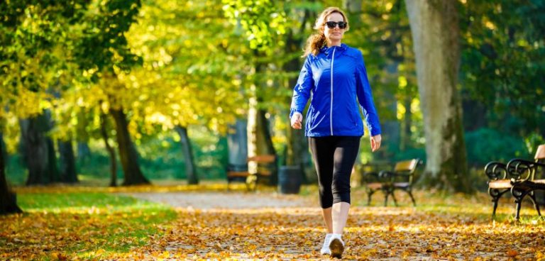 پیاده‌روی شبانه در طبیعت برای آرامش ذهن و افزایش خلاقیت