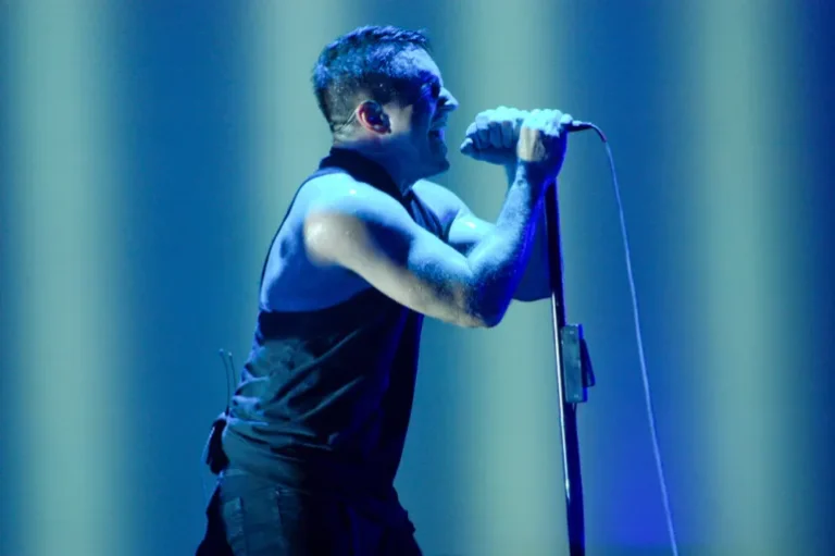 لی مارس در کنار گروه Nine Inch Nails و مفهوم معنای زندگی در نوجوانان