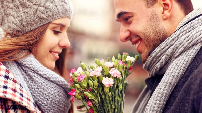 تصویر یک زوج در حال نگاه عاشقانه با متن «من عاشقتم»