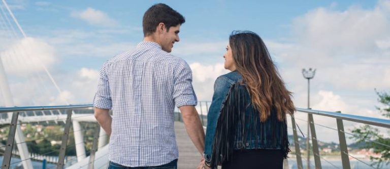 تصویر مفهوم خروج از Friend Zone و رابطه عاشقانه