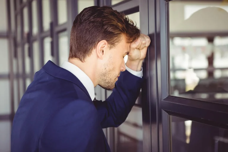 کارکنان ناراحت در محیط کار پس از اخراج، مدیریت حرفه‌ای و حمایت روانی